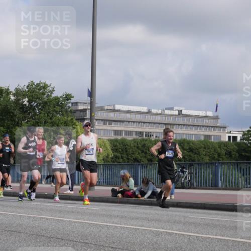 29.06.2025 - hella hamburg halbmarathon Luisa Fischer http://msf.ph/oto/8450258 29.06.2025 09:49:39 Kennedybrücke 5500, 2228, 7972, 1002, 1910, 2228, 2563, 2851, 3790, 4246, 4740, 6032, 6915, 7831, 7972, 8366, 10771 meine-sportfotos.de