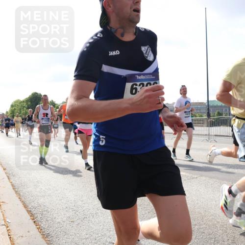 29.06.2025 - hella hamburg halbmarathon Lena Gebhardt http://msf.ph/oto/8450305 29.06.2025 09:53:54 Lombardsbrücke 11936, 6, 2, 1613, 5026, 13, 1098, 1119, 1413, 1424, 1476, 1892, 1902, 2270, 2365, 2402, 2516, 2623, 2823, 2890, 2937, 3004, 3146, 3186, 3414, 3785, 4140, 4183, 4185, 4235, 4237, 4247, 4310, 4949, 5115, 5362, 5460, 5528, 5532, 5650, 5692, 6071, 6198, 6282, 6309, 6375, 6388, 6575, 6831, 6903, 7167, 7385, 7448, 7480, 7734, 8023, 8269, 8928, 9030, 9043, 9105, 9463, 9482, 9619, 9626, 9633, 9723, 9965, 10529, 10792, 11077, 11848, 11936, 12084, 13009 meine-sportfotos.de
