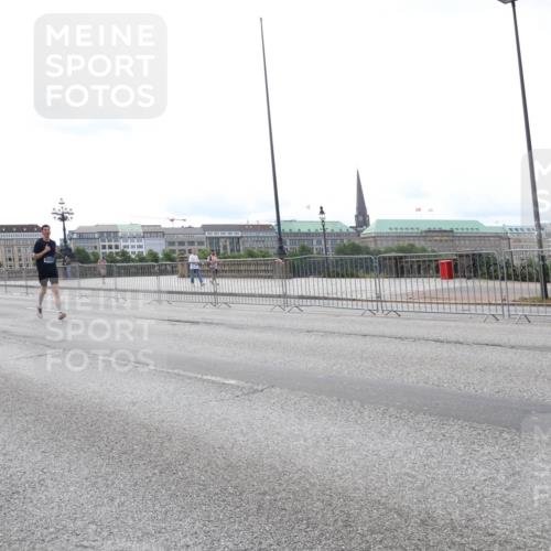 29.06.2025 - hella hamburg halbmarathon Lena Gebhardt http://msf.ph/oto/8450360 29.06.2025 10:30:48 Lombardsbrücke 9830, 1059, 1472, 1647, 2097, 2268, 2505, 2569, 2754, 2755, 3131, 3281, 4198, 4575, 4819, 6344, 6556, 6620, 6787, 7071, 7120, 7351, 8757, 9576, 9830, 10880, 10989, 11981, 11984, 12384, 12460, 12461, 12687, 12688, 14095, 14216, 14421, 14803, 15299, 15466, 15589, 15757, 15789, 15938, 16504, 16791, 16864, 17742, 17966, 18362, 18795, 18860, 19052 meine-sportfotos.de