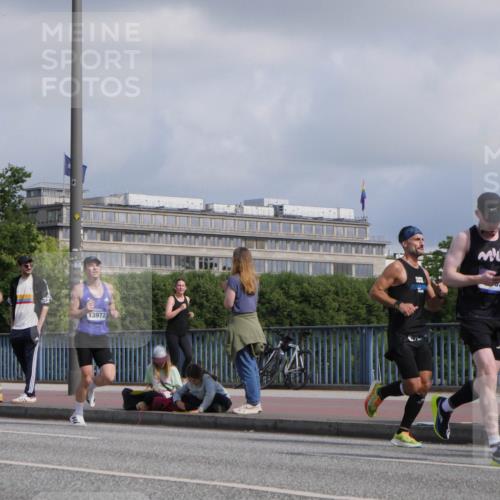 29.06.2025 - hella hamburg halbmarathon Luisa Fischer http://msf.ph/oto/8450375 29.06.2025 09:49:41 Kennedybrücke 17137, 13972, 1002, 2228, 2563, 4246, 4740, 6915, 7972, 8366, 10771 meine-sportfotos.de
