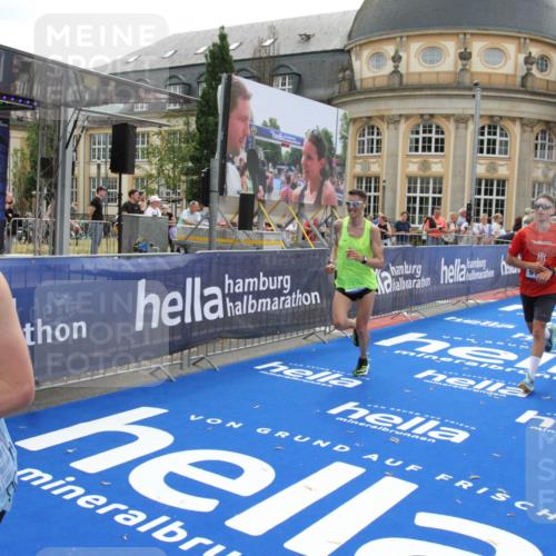 29.06.2025 - hella hamburg halbmarathon Michael Strokosch http://msf.ph/oto/8450417 29.06.2025 10:29:35 Ziel 2021, 2180, 6781, 8784, 9137, 10790, 16118, 17197, 18422, 18699, 19204 meine-sportfotos.de