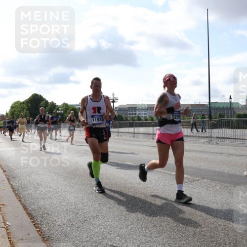 29.06.2025 - hella hamburg halbmarathon Lena Gebhardt http://msf.ph/oto/8450434 29.06.2025 09:53:55 Lombardsbrücke 11936, 8269, 16466, 1098, 1119, 1413, 1424, 1476, 1892, 1902, 2270, 2365, 2402, 2516, 2623, 2823, 2890, 2937, 3004, 3146, 3186, 3414, 3785, 4140, 4183, 4185, 4235, 4237, 4247, 4270, 4310, 4949, 5115, 5362, 5460, 5528, 5532, 5650, 5692, 6071, 6198, 6282, 6309, 6375, 6388, 6575, 6831, 6903, 7167, 7385, 7448, 7480, 7734, 8023, 8269, 8743, 8928, 9030, 9043, 9105, 9463, 9482, 9619, 9626, 9633, 9723, 9965, 10529, 10792, 11077, 11848, 11936, 12084, 13009 meine-sportfotos.de