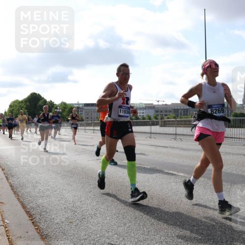 29.06.2025 - hella hamburg halbmarathon Lena Gebhardt http://msf.ph/oto/8450489 29.06.2025 09:53:55 Lombardsbrücke 11936, 8269, 1098, 1119, 1413, 1424, 1476, 1892, 1902, 2270, 2365, 2402, 2516, 2623, 2823, 2890, 2937, 3004, 3146, 3186, 3414, 3785, 4140, 4183, 4185, 4235, 4237, 4247, 4270, 4310, 4949, 5115, 5362, 5460, 5528, 5532, 5650, 5692, 6071, 6198, 6282, 6309, 6375, 6388, 6575, 6831, 6903, 7167, 7385, 7448, 7480, 7734, 8023, 8269, 8743, 8928, 9030, 9043, 9105, 9463, 9482, 9619, 9626, 9633, 9723, 9965, 10529, 10792, 11077, 11848, 11936, 12084, 13009 meine-sportfotos.de