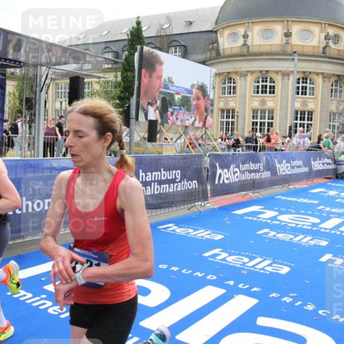 29.06.2025 - hella hamburg halbmarathon Michael Strokosch http://msf.ph/oto/8450586 29.06.2025 10:29:37 Ziel 2021, 2180, 6781, 8784, 9137, 10790, 17197, 18422, 18699, 19204 meine-sportfotos.de