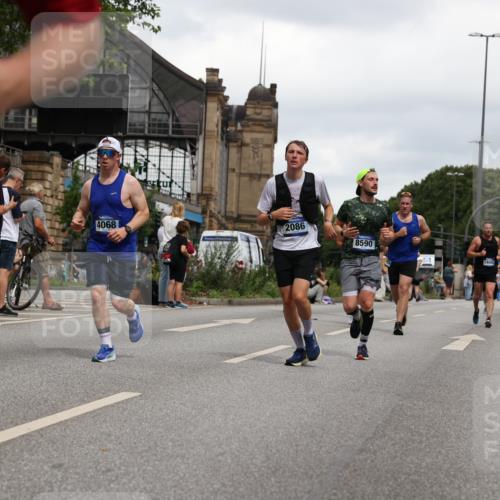 29.06.2025 - hella hamburg halbmarathon Yannick Fuchs http://msf.ph/oto/8450612 29.06.2025 10:55:38 20KM 1138, 2086, 2391, 2591, 3400, 4068, 5839, 5870, 6391, 7033, 7049, 7757, 8364, 8531, 8590, 9297, 9752, 9932, 10031, 10177, 10194, 10746, 11465, 12125, 12787, 13064, 13086, 13491, 13699, 14605, 14628, 15008, 15252, 15520, 15539, 15733, 16128, 16145, 16614, 18551 meine-sportfotos.de