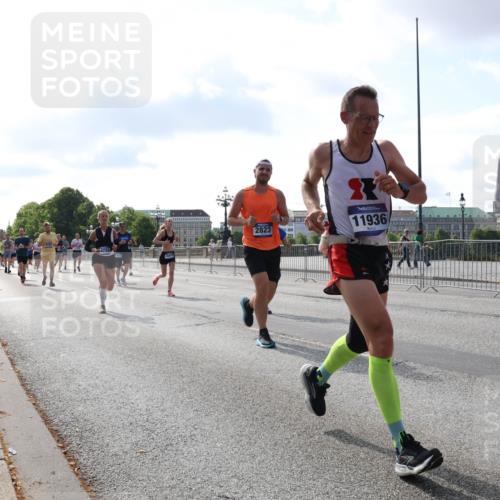 29.06.2025 - hella hamburg halbmarathon Lena Gebhardt http://msf.ph/oto/8450669 29.06.2025 09:53:56 Lombardsbrücke 2823, 11936, 1098, 1119, 1413, 1424, 1476, 1892, 1902, 2270, 2365, 2402, 2516, 2823, 2890, 2937, 3004, 3146, 3186, 3414, 3785, 4140, 4183, 4185, 4235, 4237, 4247, 4270, 4310, 4949, 5115, 5362, 5460, 5528, 5532, 5650, 6071, 6198, 6282, 6309, 6388, 6575, 6831, 6903, 7167, 7385, 7448, 7480, 7734, 8023, 8269, 8743, 8928, 9030, 9043, 9105, 9463, 9482, 9619, 9626, 9633, 9723, 9965, 10529, 10792, 11077, 11848, 11936, 12084, 13009 meine-sportfotos.de