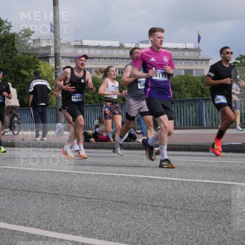 29.06.2025 - hella hamburg halbmarathon Luisa Fischer http://msf.ph/oto/8450679 29.06.2025 09:49:53 Kennedybrücke 8395, 59, 1445, 11806, 16698, 16075, 1217, 2121, 2404, 2774, 5961, 8395, 9171 meine-sportfotos.de