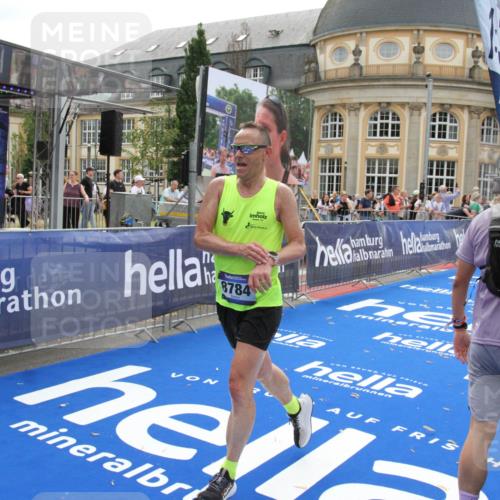 29.06.2025 - hella hamburg halbmarathon Michael Strokosch http://msf.ph/oto/8450739 29.06.2025 10:29:39 Ziel 6781, 7186, 8784, 16818, 18422, 18699, 19204 meine-sportfotos.de