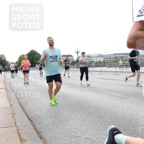 29.06.2025 - hella hamburg halbmarathon Lena Gebhardt http://msf.ph/oto/8450749 29.06.2025 10:30:50 Lombardsbrücke 1059, 1059, 1472, 1647, 1773, 2097, 2268, 2505, 2569, 2754, 2755, 3131, 3281, 4198, 4575, 4819, 6195, 6344, 6556, 6620, 6787, 7071, 7120, 7351, 8757, 9576, 9830, 10989, 11981, 11984, 12384, 12460, 12461, 12627, 12687, 12688, 14095, 14216, 14421, 14803, 15299, 15466, 15589, 15757, 15789, 15938, 16504, 16791, 16864, 17224, 17463, 17742, 17966, 18362, 18795, 18860, 19052, 19226 meine-sportfotos.de