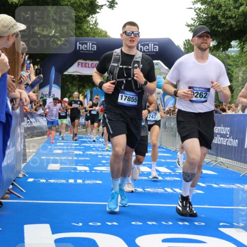 29.06.2025 - hella hamburg halbmarathon Strokosch-Dieckow http://msf.ph/oto/8450788 29.06.2025 10:48:25 Ziel 1537, 3747, 5129, 5362, 5528, 6081, 6923, 7367, 8216, 9262, 9770, 10000, 10860, 11451, 11467, 12149, 12549, 12690, 12840, 13962, 14033, 14990, 15735, 15808, 15917, 17395, 17745, 17855, 17982, 18251, 18790, 18923 meine-sportfotos.de