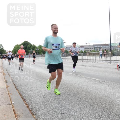 29.06.2025 - hella hamburg halbmarathon Lena Gebhardt http://msf.ph/oto/8450792 29.06.2025 10:30:50 Lombardsbrücke 1647, 1059, 6344, 6556, 1059, 1472, 1647, 1773, 2097, 2268, 2505, 2569, 2754, 2755, 3131, 3281, 4198, 4575, 4819, 6195, 6344, 6556, 6620, 6787, 7071, 7120, 7351, 8757, 9576, 9830, 10989, 11981, 11984, 12384, 12460, 12461, 12627, 12687, 12688, 14095, 14216, 14421, 14803, 15299, 15466, 15589, 15757, 15789, 15938, 16504, 16791, 16864, 17224, 17463, 17742, 17966, 18362, 18795, 18860, 19052, 19226 meine-sportfotos.de