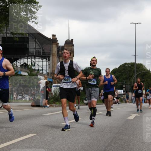 29.06.2025 - hella hamburg halbmarathon Yannick Fuchs http://msf.ph/oto/8450812 29.06.2025 10:55:39 20KM 1135, 1138, 2086, 2391, 2591, 3400, 4068, 5839, 5870, 6391, 7033, 7049, 7757, 8364, 8531, 8590, 9297, 9752, 9932, 10031, 10177, 10194, 10746, 11465, 12125, 12787, 13064, 13086, 13491, 13699, 14605, 14628, 15008, 15252, 15520, 15539, 15733, 16128, 16145, 16614, 18551 meine-sportfotos.de