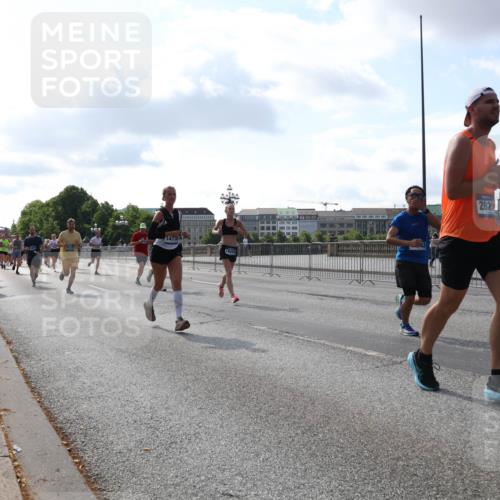 29.06.2025 - hella hamburg halbmarathon Lena Gebhardt http://msf.ph/oto/8450829 29.06.2025 09:53:57 Lombardsbrücke 14730, 14415, 282, 1098, 1119, 1413, 1424, 1476, 1892, 1902, 2270, 2516, 2823, 2890, 2937, 3004, 3146, 3186, 3414, 3785, 4140, 4183, 4185, 4235, 4237, 4247, 4270, 4310, 4949, 5115, 5362, 5460, 5528, 5532, 5650, 6071, 6198, 6282, 6309, 6388, 6575, 6831, 6903, 7167, 7385, 7448, 7480, 7734, 8023, 8269, 8743, 8928, 9030, 9043, 9105, 9463, 9482, 9619, 9626, 9633, 9723, 9965, 10529, 10792, 11077, 11848, 11936, 12084, 13009 meine-sportfotos.de