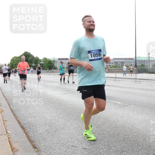 29.06.2025 - hella hamburg halbmarathon Lena Gebhardt http://msf.ph/oto/8450844 29.06.2025 10:30:51 Lombardsbrücke 1647, 1059, 6556, 1059, 1472, 1647, 1773, 2097, 2268, 2505, 2569, 2754, 2755, 3131, 3281, 4198, 4575, 4819, 6195, 6344, 6556, 6620, 6787, 7071, 7120, 7351, 8757, 9576, 9830, 10989, 11981, 11984, 11988, 12384, 12460, 12461, 12627, 12687, 12688, 14095, 14216, 14421, 14803, 15299, 15466, 15589, 15757, 15789, 15938, 16504, 16791, 16864, 17224, 17463, 17742, 17966, 18362, 18795, 18860, 19052, 19226 meine-sportfotos.de