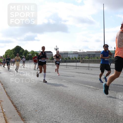 29.06.2025 - hella hamburg halbmarathon Lena Gebhardt http://msf.ph/oto/8450894 29.06.2025 09:53:57 Lombardsbrücke 14415, 282, 1098, 1119, 1413, 1424, 1476, 1892, 1902, 2270, 2516, 2823, 2890, 2937, 3004, 3146, 3186, 3414, 3785, 4140, 4183, 4185, 4235, 4237, 4247, 4270, 4310, 4949, 5115, 5362, 5460, 5528, 5532, 5650, 6071, 6198, 6282, 6309, 6388, 6575, 6831, 6903, 7167, 7385, 7448, 7480, 7734, 8023, 8269, 8743, 8928, 9030, 9043, 9105, 9463, 9482, 9619, 9626, 9633, 9723, 9965, 10529, 10792, 11077, 11848, 11936, 12084, 13009 meine-sportfotos.de