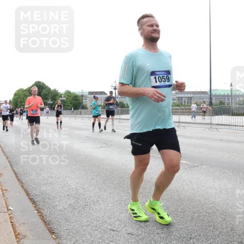 29.06.2025 - hella hamburg halbmarathon Lena Gebhardt http://msf.ph/oto/8450918 29.06.2025 10:30:51 Lombardsbrücke 1647, 1059, 6556, 1059, 1472, 1647, 1773, 2097, 2268, 2505, 2569, 2754, 2755, 3131, 3281, 4198, 4575, 4819, 6195, 6344, 6556, 6620, 6787, 7071, 7120, 7351, 8757, 9576, 9830, 10989, 11981, 11984, 11988, 12384, 12460, 12461, 12627, 12687, 12688, 14095, 14216, 14421, 14803, 15299, 15466, 15589, 15757, 15789, 15938, 16504, 16791, 16864, 17224, 17463, 17742, 17966, 18362, 18795, 18860, 19052, 19226 meine-sportfotos.de