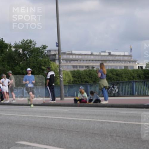 29.06.2025 - hella hamburg halbmarathon Luisa Fischer http://msf.ph/oto/8450945 29.06.2025 09:50:00 Kennedybrücke 2404, 3783 meine-sportfotos.de