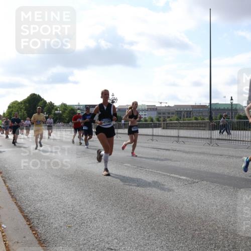 29.06.2025 - hella hamburg halbmarathon Lena Gebhardt http://msf.ph/oto/8450999 29.06.2025 09:53:57 Lombardsbrücke 4730, 17363, 1098, 1119, 1413, 1424, 1476, 1892, 1902, 2270, 2516, 2823, 2890, 2937, 3004, 3146, 3186, 3414, 3785, 4140, 4183, 4185, 4235, 4237, 4247, 4270, 4310, 4949, 5115, 5362, 5460, 5528, 5532, 5650, 6071, 6198, 6282, 6309, 6388, 6575, 6831, 6903, 7167, 7385, 7448, 7480, 7734, 8023, 8269, 8743, 8928, 9030, 9043, 9105, 9463, 9482, 9619, 9626, 9633, 9723, 9965, 10529, 10792, 11077, 11848, 11936, 12084, 13009 meine-sportfotos.de