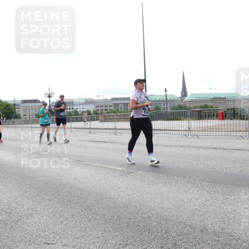 29.06.2025 - hella hamburg halbmarathon Lena Gebhardt http://msf.ph/oto/8451015 29.06.2025 10:30:51 Lombardsbrücke 1647, 1059, 1472, 1647, 1773, 2097, 2268, 2505, 2569, 2754, 2755, 3131, 3281, 4198, 4575, 4819, 6195, 6344, 6556, 6620, 6787, 7071, 7120, 7351, 8757, 9576, 9830, 10989, 11981, 11984, 11988, 12384, 12460, 12461, 12627, 12687, 12688, 14095, 14216, 14421, 14803, 15299, 15466, 15589, 15757, 15789, 15938, 16504, 16791, 16864, 17224, 17463, 17742, 17966, 18362, 18795, 18860, 19052, 19226 meine-sportfotos.de