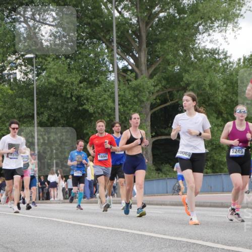 29.06.2025 - hella hamburg halbmarathon Luisa Fischer http://msf.ph/oto/8451035 29.06.2025 10:32:37 Kennedybrücke 15266, 11376, 15143, 12216, 1694, 10068, 5249, 12780, 1694, 2699, 3311, 4700, 5249, 5250, 8560, 10068 meine-sportfotos.de