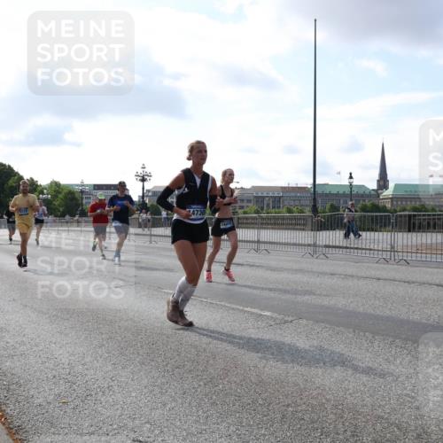 29.06.2025 - hella hamburg halbmarathon Lena Gebhardt http://msf.ph/oto/8451039 29.06.2025 09:53:58 Lombardsbrücke 528, 4730, 14415, 1098, 1119, 1399, 1413, 1424, 1476, 1892, 1902, 2270, 2516, 2823, 2890, 2937, 3004, 3186, 3414, 3477, 3785, 4140, 4183, 4185, 4235, 4237, 4247, 4270, 4949, 5115, 5362, 5460, 5528, 5532, 5650, 6071, 6198, 6282, 6309, 6388, 6575, 6831, 6903, 7167, 7297, 7385, 7448, 7480, 7734, 8023, 8269, 8743, 8928, 9030, 9043, 9105, 9463, 9482, 9619, 9626, 9633, 9723, 9965, 10529, 10792, 11077, 11848, 11936, 12084, 13009 meine-sportfotos.de