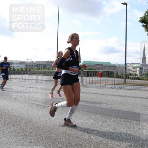 29.06.2025 - hella hamburg halbmarathon Lena Gebhardt http://msf.ph/oto/8451156 29.06.2025 09:53:58 Lombardsbrücke 528, 19112, 1441, 1098, 1119, 1399, 1413, 1424, 1476, 1892, 1902, 2270, 2516, 2823, 2890, 2937, 3004, 3186, 3414, 3477, 3785, 4140, 4183, 4185, 4235, 4237, 4247, 4270, 4949, 5115, 5362, 5460, 5528, 5532, 5650, 6071, 6198, 6282, 6309, 6388, 6575, 6831, 6903, 7167, 7297, 7385, 7448, 7480, 7734, 8023, 8269, 8743, 8928, 9030, 9043, 9105, 9463, 9482, 9619, 9626, 9633, 9723, 9965, 10529, 10792, 11077, 11848, 11936, 12084, 13009 meine-sportfotos.de