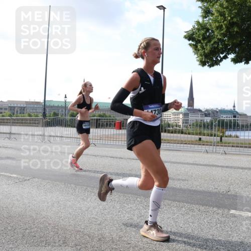 29.06.2025 - hella hamburg halbmarathon Lena Gebhardt http://msf.ph/oto/8451213 29.06.2025 09:53:59 Lombardsbrücke 14415, 1730, 1098, 1119, 1399, 1413, 1424, 1476, 1892, 1902, 2188, 2270, 2516, 2823, 2890, 2937, 3004, 3186, 3414, 3477, 3785, 4140, 4183, 4185, 4235, 4237, 4247, 4270, 4949, 5115, 5362, 5460, 5528, 5532, 5650, 6071, 6198, 6282, 6309, 6388, 6575, 6831, 6903, 7167, 7297, 7385, 7448, 7480, 7734, 8023, 8269, 8743, 8928, 9030, 9043, 9105, 9463, 9482, 9619, 9626, 9633, 9723, 9965, 10529, 10792, 11077, 11848, 11936, 12084, 13009 meine-sportfotos.de