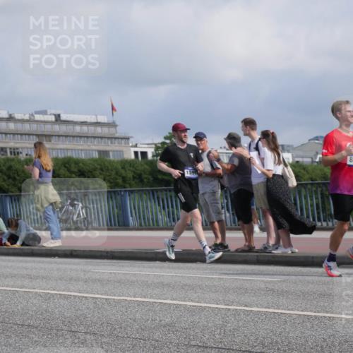 29.06.2025 - hella hamburg halbmarathon Luisa Fischer http://msf.ph/oto/8451220 29.06.2025 09:50:07 Kennedybrücke 1399, 8084, 1562, 2196, 3783, 4602, 5092, 5923, 8901 meine-sportfotos.de