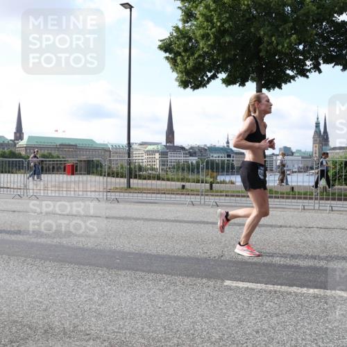 29.06.2025 - hella hamburg halbmarathon Lena Gebhardt http://msf.ph/oto/8451381 29.06.2025 09:54:00 Lombardsbrücke 19112, 1098, 1119, 1399, 1413, 1424, 1476, 1892, 1902, 2098, 2188, 2270, 2516, 2823, 2842, 2890, 2937, 3004, 3186, 3414, 3477, 3785, 4140, 4183, 4185, 4235, 4237, 4247, 4270, 4949, 5115, 5362, 5528, 5532, 5650, 6071, 6198, 6309, 6388, 6575, 6831, 6903, 7167, 7297, 7385, 7448, 7480, 7734, 8023, 8269, 8743, 8928, 9030, 9043, 9105, 9463, 9482, 9619, 9626, 9633, 9723, 9965, 10529, 10792, 11077, 11848, 11936, 12084, 13009 meine-sportfotos.de