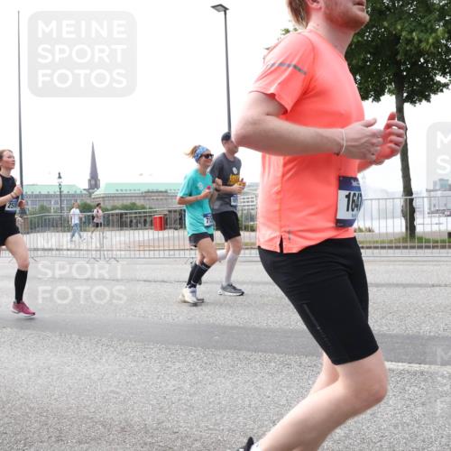 29.06.2025 - hella hamburg halbmarathon Lena Gebhardt http://msf.ph/oto/8451390 29.06.2025 10:30:55 Lombardsbrücke 2515, 164, 1059, 1472, 1647, 1773, 2097, 2268, 2505, 2569, 2754, 2755, 3131, 3281, 4198, 4561, 4575, 4819, 6195, 6344, 6556, 6620, 6787, 7071, 7120, 7351, 8757, 9576, 9830, 10989, 11981, 11984, 11988, 12384, 12460, 12461, 12627, 12687, 12688, 14095, 14216, 14421, 14803, 15299, 15466, 15589, 15757, 15789, 16504, 16791, 17224, 17463, 17509, 17742, 17966, 18362, 18795, 18860, 19052, 19226 meine-sportfotos.de