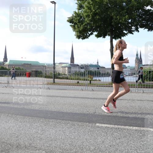 29.06.2025 - hella hamburg halbmarathon Lena Gebhardt http://msf.ph/oto/8451401 29.06.2025 09:54:00 Lombardsbrücke 19112, 1098, 1119, 1399, 1413, 1424, 1476, 1892, 1902, 2098, 2188, 2270, 2516, 2823, 2842, 2890, 2937, 3004, 3186, 3414, 3477, 3785, 4140, 4183, 4185, 4235, 4237, 4247, 4270, 4949, 5115, 5362, 5528, 5532, 5650, 6071, 6198, 6309, 6388, 6575, 6831, 6903, 7167, 7297, 7385, 7448, 7480, 7734, 8023, 8269, 8743, 8928, 9030, 9043, 9105, 9463, 9482, 9619, 9626, 9633, 9723, 9965, 10529, 10792, 11077, 11848, 11936, 12084, 13009 meine-sportfotos.de
