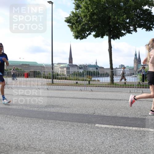 29.06.2025 - hella hamburg halbmarathon Lena Gebhardt http://msf.ph/oto/8451433 29.06.2025 09:54:00 Lombardsbrücke 191, 1098, 1119, 1399, 1413, 1424, 1476, 1892, 1902, 2098, 2188, 2270, 2516, 2823, 2842, 2890, 2937, 3004, 3186, 3414, 3477, 3785, 4140, 4183, 4185, 4235, 4237, 4247, 4270, 4949, 5115, 5362, 5528, 5532, 5650, 6071, 6198, 6309, 6388, 6575, 6831, 6903, 7167, 7297, 7385, 7448, 7480, 7734, 8023, 8269, 8743, 8928, 9030, 9043, 9105, 9463, 9482, 9619, 9626, 9633, 9723, 9965, 10529, 10792, 11077, 11848, 11936, 12084, 13009 meine-sportfotos.de