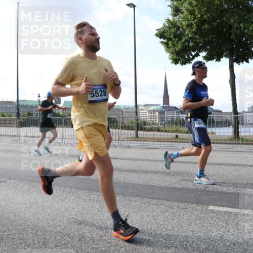 29.06.2025 - hella hamburg halbmarathon Lena Gebhardt http://msf.ph/oto/8451589 29.06.2025 09:54:01 Lombardsbrücke 5528, 191, 1098, 1119, 1399, 1413, 1424, 1476, 1892, 1902, 2098, 2188, 2270, 2516, 2823, 2842, 2890, 2937, 3004, 3186, 3414, 3477, 3785, 4029, 4140, 4183, 4185, 4235, 4237, 4247, 4270, 4949, 5115, 5362, 5528, 5532, 5650, 6071, 6198, 6309, 6388, 6575, 6831, 6903, 7167, 7297, 7385, 7448, 7480, 7734, 8023, 8269, 8743, 8928, 9030, 9043, 9105, 9463, 9482, 9619, 9626, 9633, 9723, 9965, 10529, 10792, 11077, 11848, 11936, 12084 meine-sportfotos.de