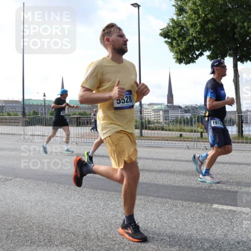 29.06.2025 - hella hamburg halbmarathon Lena Gebhardt http://msf.ph/oto/8451623 29.06.2025 09:54:01 Lombardsbrücke 5528, 19112, 1098, 1119, 1399, 1413, 1424, 1476, 1892, 1902, 2098, 2188, 2270, 2516, 2823, 2842, 2890, 2937, 3004, 3186, 3414, 3477, 3785, 4029, 4140, 4183, 4185, 4235, 4237, 4247, 4270, 4949, 5115, 5362, 5528, 5532, 5650, 6071, 6198, 6309, 6388, 6575, 6831, 6903, 7167, 7297, 7385, 7448, 7480, 7734, 8023, 8269, 8743, 8928, 9030, 9043, 9105, 9463, 9482, 9619, 9626, 9633, 9723, 9965, 10529, 10792, 11077, 11848, 11936, 12084 meine-sportfotos.de