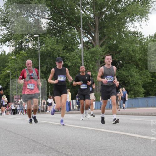 29.06.2025 - hella hamburg halbmarathon Luisa Fischer http://msf.ph/oto/8451678 29.06.2025 10:32:50 Kennedybrücke 7449, 12305, 10162, 18046, 5322, 1869, 3613, 4982, 5063, 5322, 8388, 10162 meine-sportfotos.de