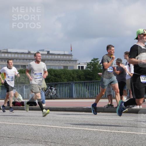 29.06.2025 - hella hamburg halbmarathon Luisa Fischer http://msf.ph/oto/8451716 29.06.2025 09:50:17 Kennedybrücke 1490, 18216, 2296, 18159, 13514, 10968, 1164, 1562, 1644, 2296, 5092, 5923, 8362, 9178, 9944, 10384 meine-sportfotos.de