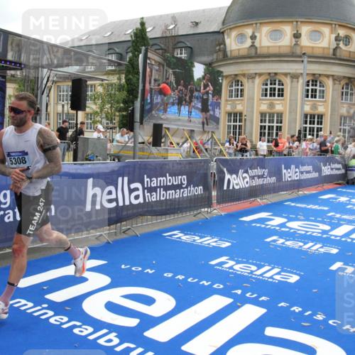 29.06.2025 - hella hamburg halbmarathon Michael Strokosch http://msf.ph/oto/8451764 29.06.2025 10:30:03 Ziel 2689, 3189, 5308, 8190, 9634, 10270, 15672, 17768 meine-sportfotos.de