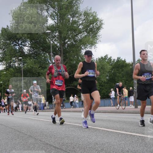 29.06.2025 - hella hamburg halbmarathon Luisa Fischer http://msf.ph/oto/8451794 29.06.2025 10:32:52 Kennedybrücke 7449, 641, 3613, 12305, 0162, 5322, 1192, 1869, 3613, 4982, 5322, 7449, 8388, 10162 meine-sportfotos.de