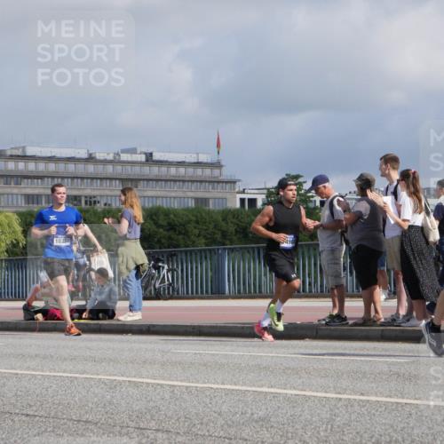 29.06.2025 - hella hamburg halbmarathon Luisa Fischer http://msf.ph/oto/8451832 29.06.2025 09:50:19 Kennedybrücke 4908, 10384, 18216, 1164, 1562, 1644, 2296, 6990, 8362, 9178, 9944, 10384 meine-sportfotos.de