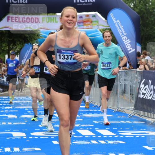 29.06.2025 - hella hamburg halbmarathon Strokosch-Dieckow http://msf.ph/oto/8451835 29.06.2025 10:37:28 Ziel 1290, 2767, 5042, 5791, 6047, 7831, 9017, 9914, 10451, 10922, 12739, 13372, 15888, 17306, 18159, 18216, 18723 meine-sportfotos.de