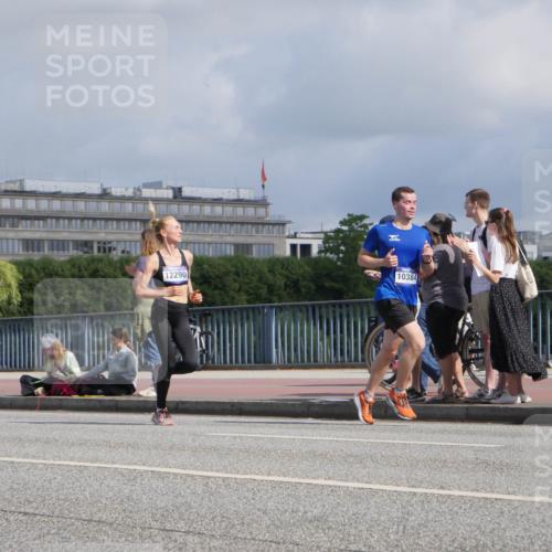 29.06.2025 - hella hamburg halbmarathon Luisa Fischer http://msf.ph/oto/8451912 29.06.2025 09:50:20 Kennedybrücke 8362, 12290, 10384, 1164, 1644, 2296, 6990, 8362, 9178, 9944, 10384 meine-sportfotos.de