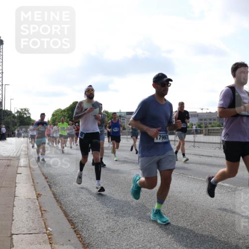 29.06.2025 - hella hamburg halbmarathon Lena Gebhardt http://msf.ph/oto/8451987 29.06.2025 09:54:03 Lombardsbrücke 15950, 482, 9619, 7997, 1098, 1119, 1399, 1413, 1424, 1476, 1892, 1902, 2098, 2188, 2270, 2516, 2823, 2842, 2890, 2937, 3004, 3186, 3477, 3785, 4029, 4140, 4183, 4185, 4235, 4237, 4247, 4270, 4949, 5115, 5362, 5528, 5532, 5650, 6198, 6309, 6388, 6575, 6630, 6831, 7167, 7297, 7385, 7448, 7480, 7734, 8023, 8269, 8743, 8928, 9030, 9043, 9105, 9463, 9482, 9619, 9626, 9633, 9723, 9965, 10529, 10792, 11077, 11848, 11936, 12084 meine-sportfotos.de