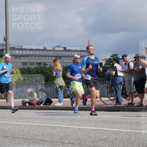 29.06.2025 - hella hamburg halbmarathon Luisa Fischer http://msf.ph/oto/8451992 29.06.2025 09:50:22 Kennedybrücke 9944, 8362, 18841, 1164, 1644, 1743, 2296, 6990, 8362, 9178, 9944, 10384 meine-sportfotos.de