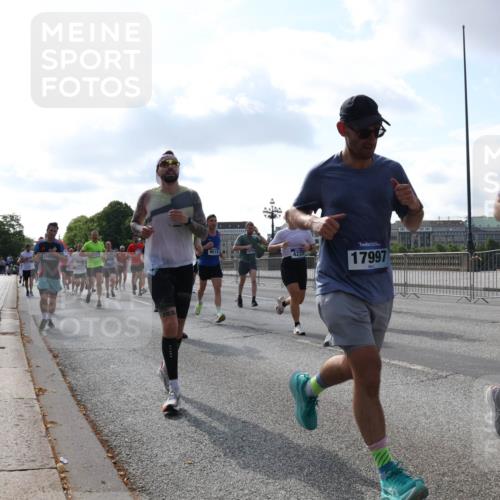 29.06.2025 - hella hamburg halbmarathon Lena Gebhardt http://msf.ph/oto/8452028 29.06.2025 09:54:03 Lombardsbrücke 15950, 9619, 17997, 81, 1098, 1119, 1399, 1413, 1424, 1476, 1892, 1902, 2098, 2188, 2270, 2516, 2823, 2842, 2890, 2937, 3004, 3186, 3477, 3785, 4029, 4140, 4183, 4185, 4235, 4237, 4247, 4270, 4949, 5115, 5362, 5528, 5532, 5650, 6198, 6309, 6388, 6575, 6630, 6831, 7167, 7297, 7385, 7448, 7480, 7734, 8023, 8269, 8743, 8928, 9030, 9043, 9105, 9463, 9482, 9619, 9626, 9633, 9723, 9965, 10529, 10792, 11077, 11848, 11936, 12084 meine-sportfotos.de