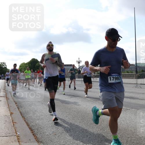 29.06.2025 - hella hamburg halbmarathon Lena Gebhardt http://msf.ph/oto/8452066 29.06.2025 09:54:03 Lombardsbrücke 4237, 17997, 1098, 1119, 1399, 1413, 1424, 1476, 1892, 1902, 2098, 2188, 2270, 2516, 2823, 2842, 2890, 2937, 3004, 3186, 3477, 3785, 4029, 4140, 4183, 4185, 4235, 4237, 4247, 4270, 4949, 5115, 5362, 5528, 5532, 5650, 6198, 6309, 6388, 6575, 6630, 6831, 7167, 7297, 7385, 7448, 7480, 7734, 8023, 8269, 8743, 8928, 9030, 9043, 9105, 9463, 9482, 9619, 9626, 9633, 9723, 9965, 10529, 10792, 11077, 11848, 11936, 12084 meine-sportfotos.de
