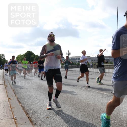 29.06.2025 - hella hamburg halbmarathon Lena Gebhardt http://msf.ph/oto/8452101 29.06.2025 09:54:03 Lombardsbrücke 15784, 15950, 1799, 1098, 1119, 1399, 1413, 1424, 1476, 1892, 1902, 2098, 2188, 2270, 2516, 2823, 2842, 2890, 2937, 3004, 3186, 3477, 3785, 4029, 4140, 4183, 4185, 4235, 4237, 4247, 4270, 4949, 5115, 5362, 5528, 5532, 5650, 6198, 6309, 6388, 6575, 6630, 6831, 7167, 7297, 7385, 7448, 7480, 7734, 8023, 8269, 8743, 8928, 9030, 9043, 9105, 9463, 9482, 9619, 9626, 9633, 9723, 9965, 10529, 10792, 11077, 11848, 11936, 12084 meine-sportfotos.de