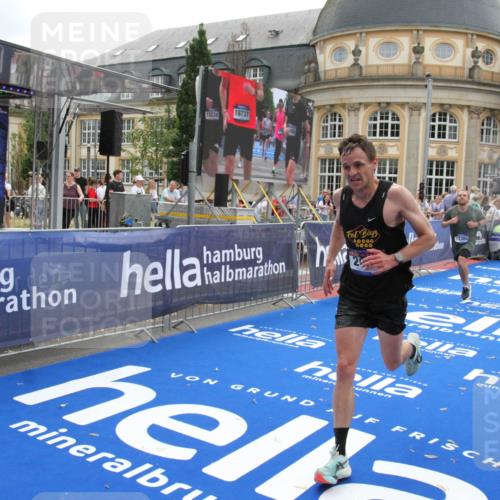 29.06.2025 - hella hamburg halbmarathon Michael Strokosch http://msf.ph/oto/8452106 29.06.2025 10:30:10 Ziel 1758, 2689, 3189, 8190, 8323, 9634, 10270, 12308, 15507, 17768 meine-sportfotos.de