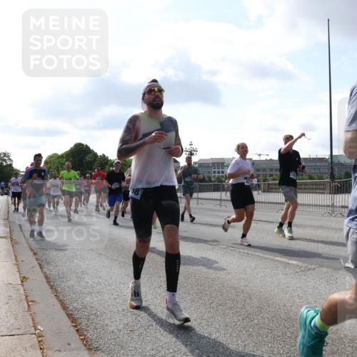 29.06.2025 - hella hamburg halbmarathon Lena Gebhardt http://msf.ph/oto/8452117 29.06.2025 09:54:03 Lombardsbrücke 15950, 8, 15784, 1799, 1098, 1119, 1399, 1413, 1424, 1476, 1892, 1902, 2098, 2188, 2270, 2516, 2823, 2842, 2890, 2937, 3004, 3186, 3477, 3785, 4029, 4140, 4183, 4185, 4235, 4237, 4247, 4270, 4949, 5115, 5362, 5528, 5532, 5650, 6198, 6309, 6388, 6575, 6630, 6831, 7167, 7297, 7385, 7448, 7480, 7734, 8023, 8269, 8743, 8928, 9030, 9043, 9105, 9463, 9482, 9619, 9626, 9633, 9723, 9965, 10529, 10792, 11077, 11848, 11936, 12084 meine-sportfotos.de