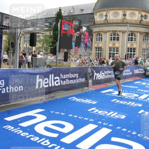 29.06.2025 - hella hamburg halbmarathon Michael Strokosch http://msf.ph/oto/8452134 29.06.2025 10:30:11 Ziel 1758, 2689, 3189, 8190, 8323, 9634, 10270, 12308, 15507, 17768 meine-sportfotos.de