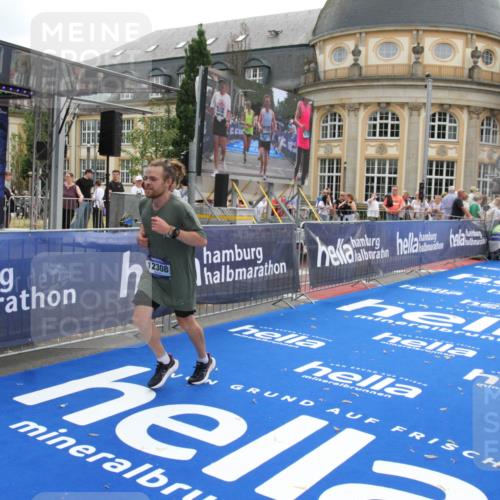 29.06.2025 - hella hamburg halbmarathon Michael Strokosch http://msf.ph/oto/8452203 29.06.2025 10:30:12 Ziel 1758, 2689, 8323, 12308, 15507 meine-sportfotos.de